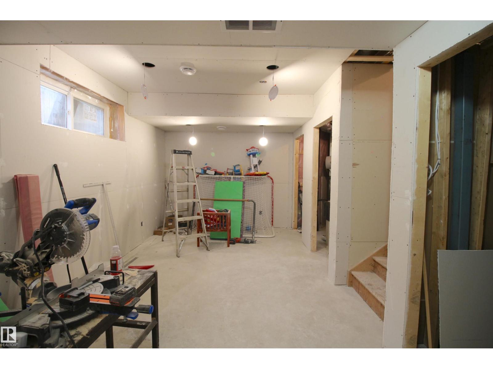 Photo 47 of 5012 53 Av, Calmar AB