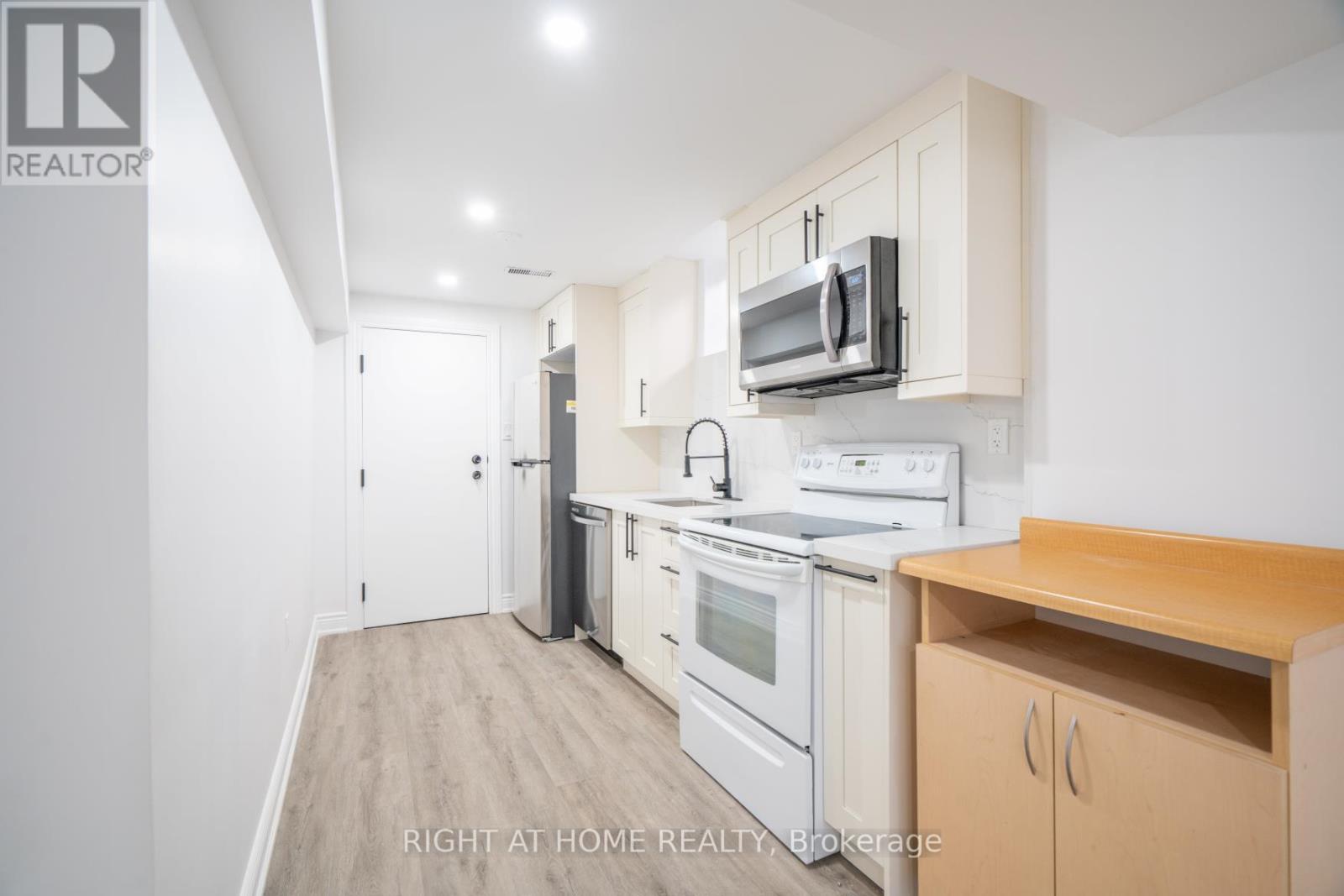 Photo 10 of 113 Mackey Drive, Whitby ON