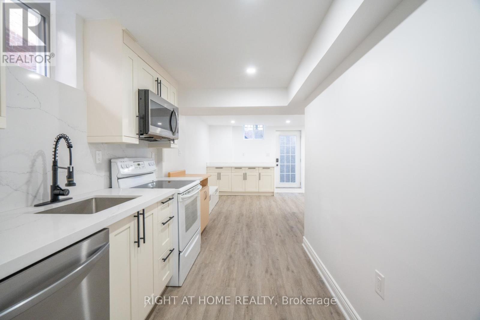 Photo 11 of 113 Mackey Drive, Whitby ON