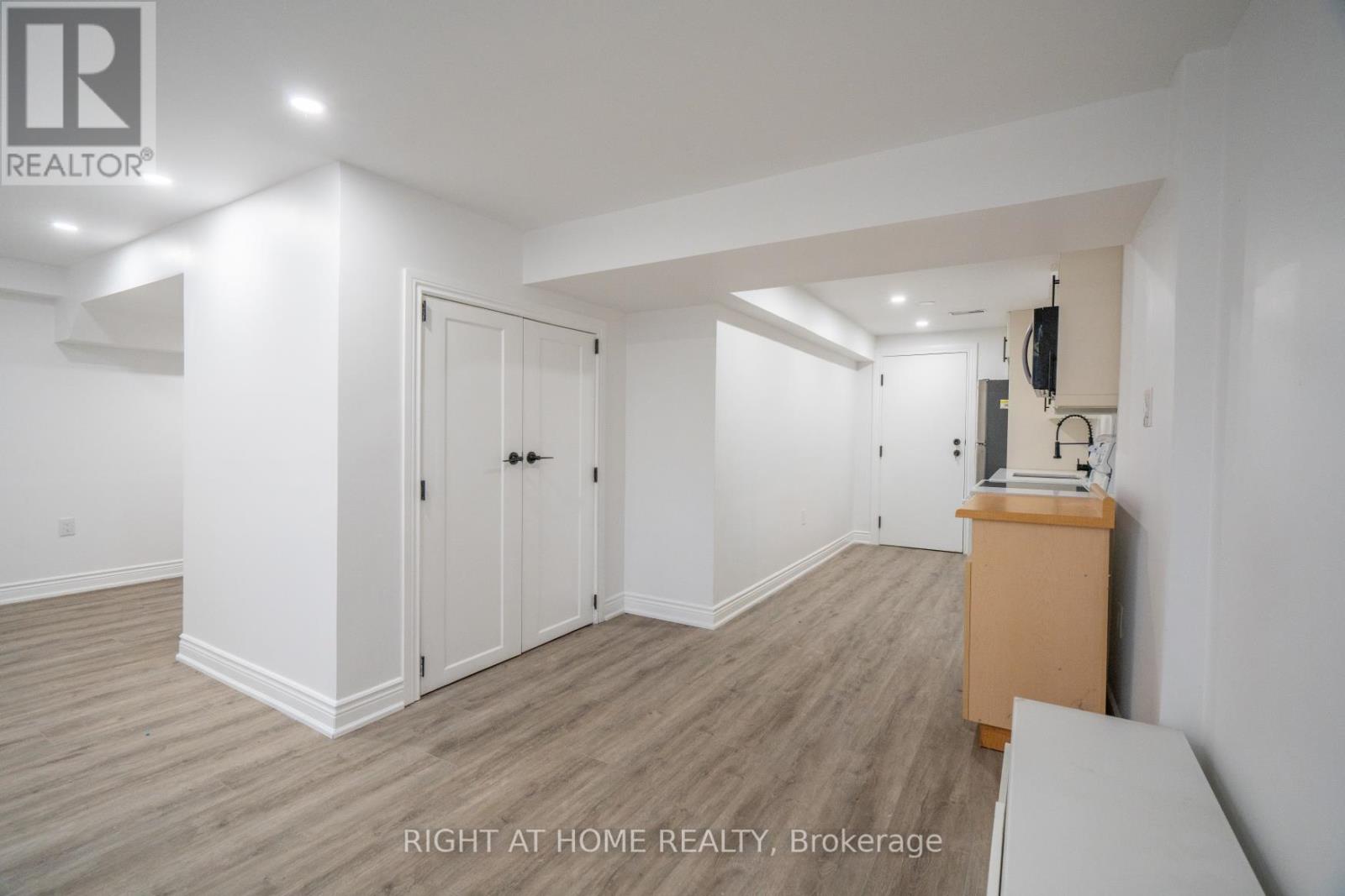 Photo 8 of 113 Mackey Drive, Whitby ON