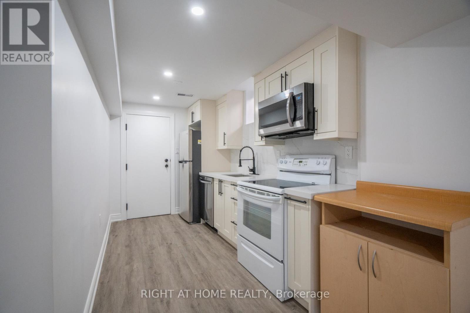 Photo 9 of 113 Mackey Drive, Whitby ON