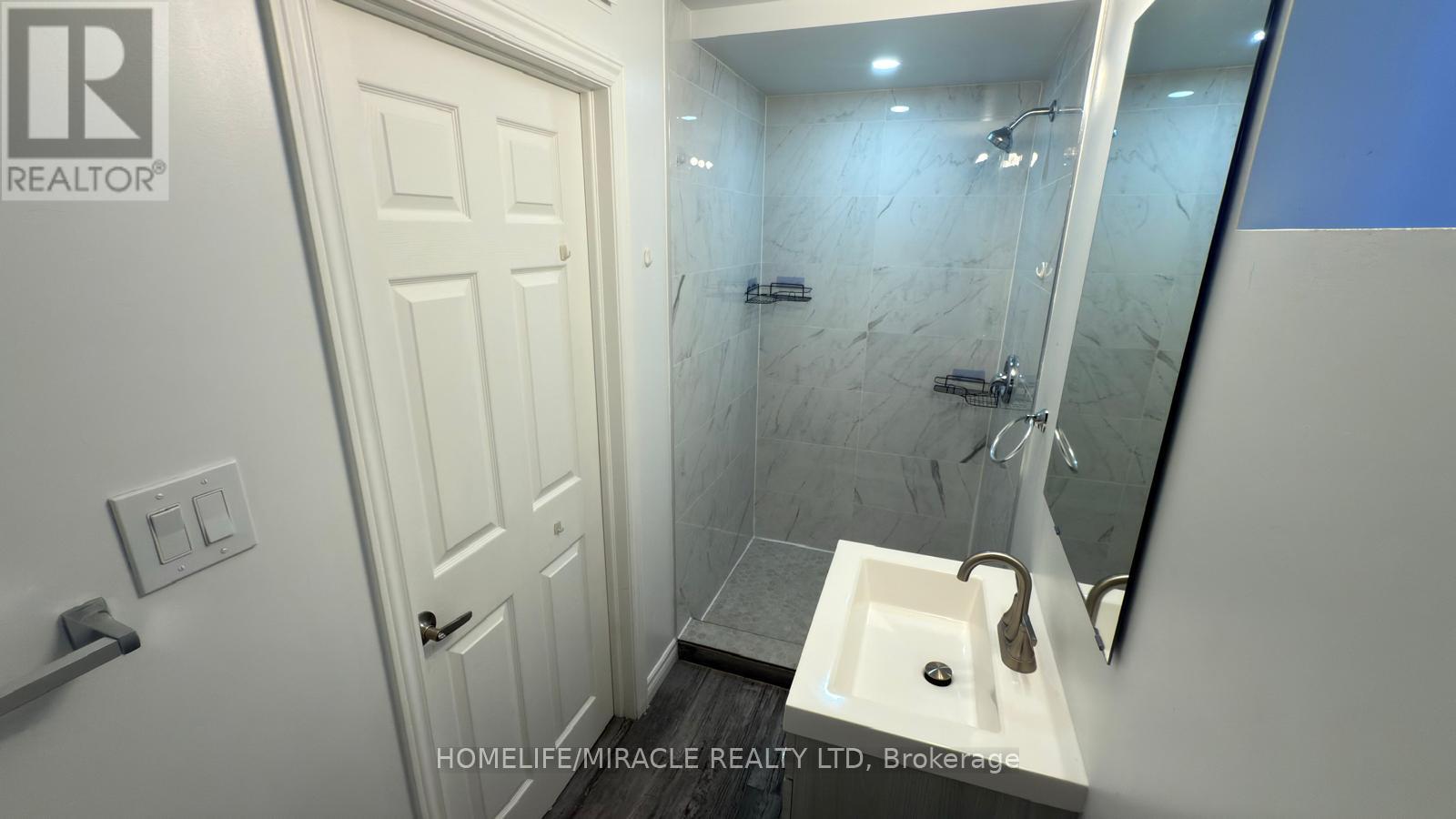 Photo 12 of 147 Yates Drive, Milton ON