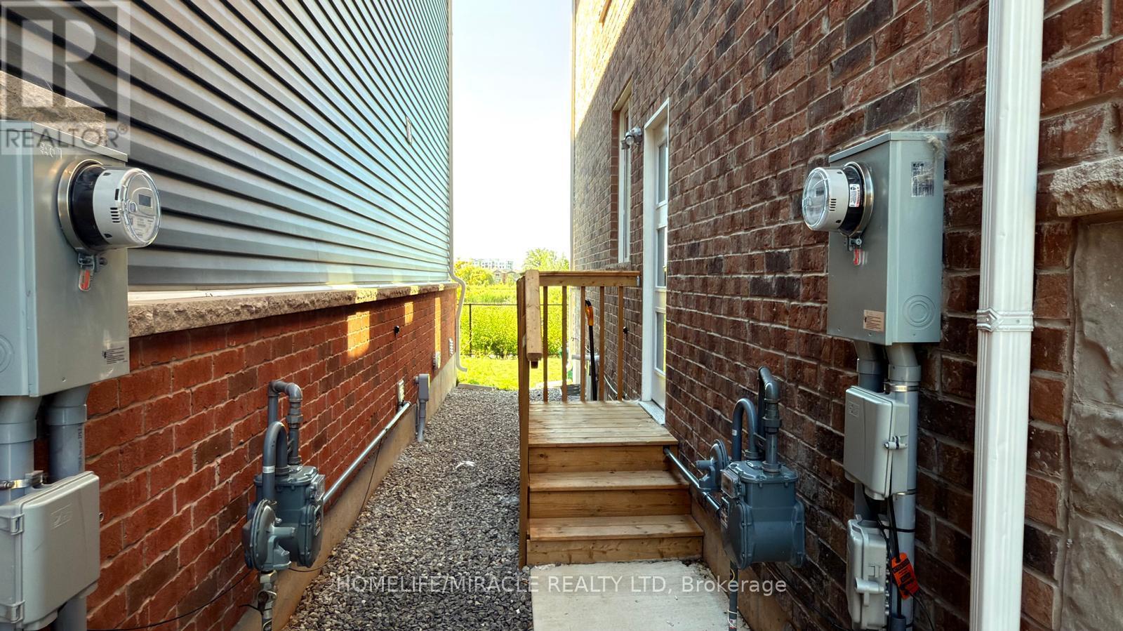 Photo 4 of 147 Yates Drive, Milton ON