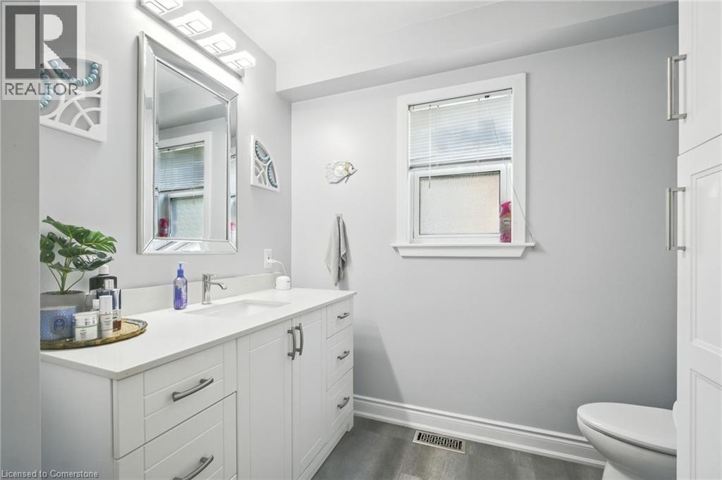 Photo 19 of 55 Wellington Street S, Dundas ON
