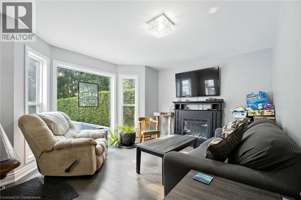 Photo 16 of 55 Wellington Street S, Dundas ON