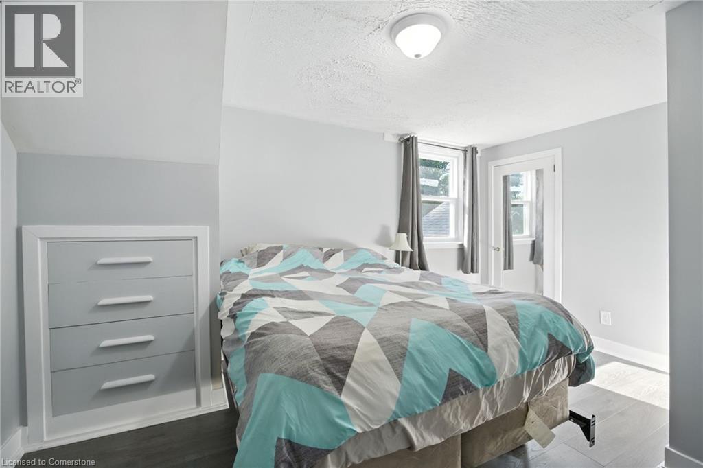 Photo 32 of 55 Wellington Street S, Dundas ON