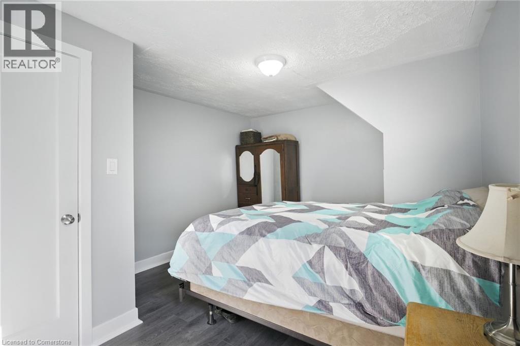 Photo 33 of 55 Wellington Street S, Dundas ON