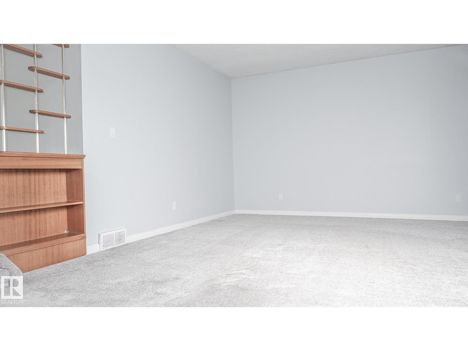 Photo 17 of 11131 52 St Nw, Edmonton AB