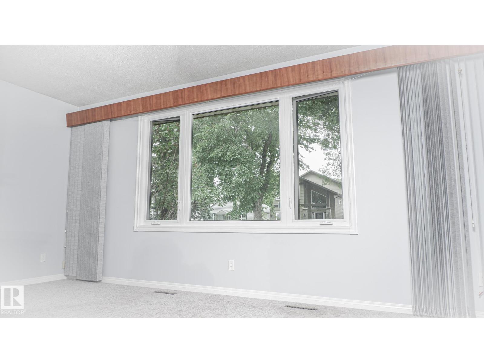 Photo 18 of 11131 52 St Nw, Edmonton AB