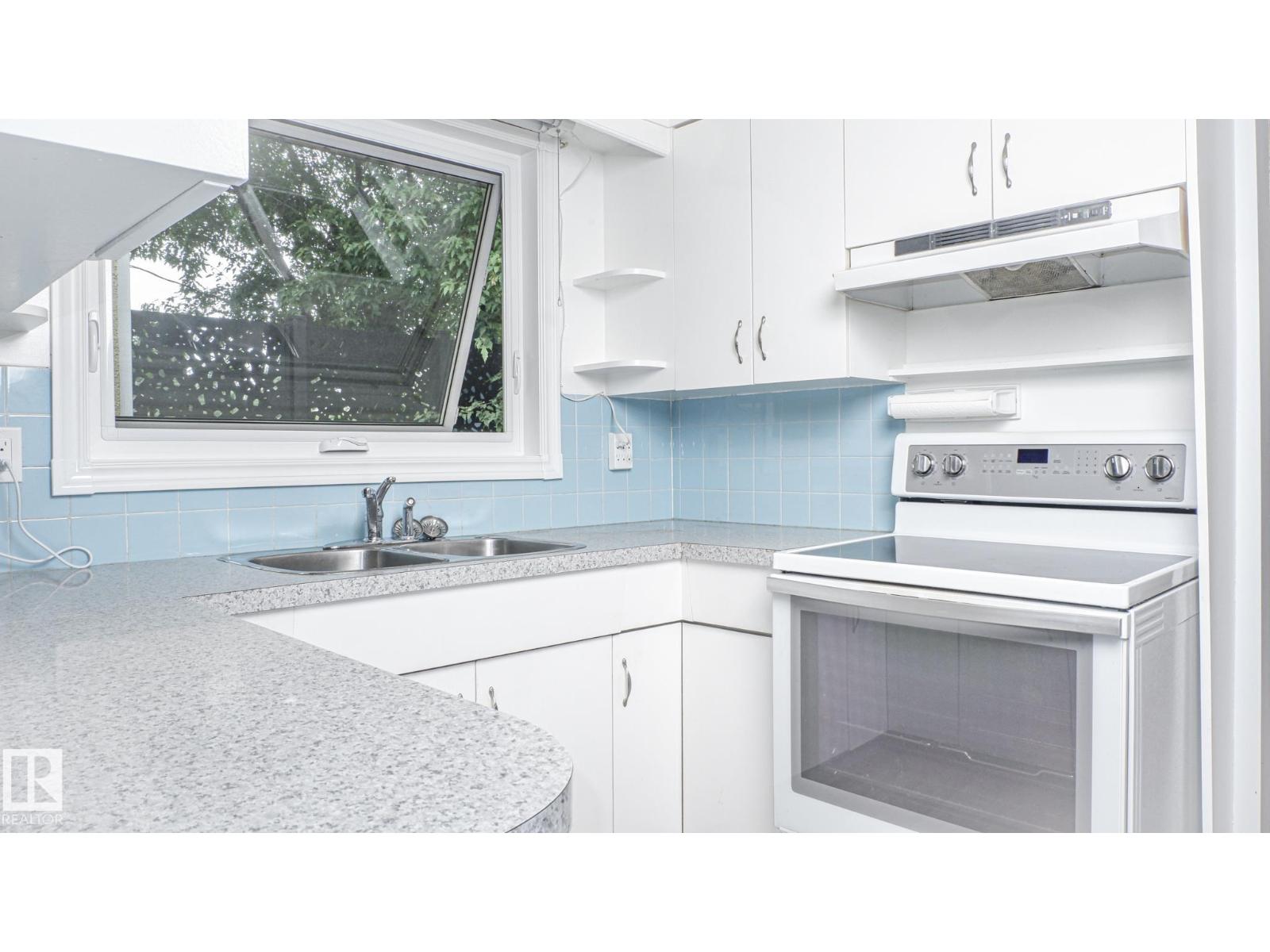 Photo 22 of 11131 52 St Nw, Edmonton AB