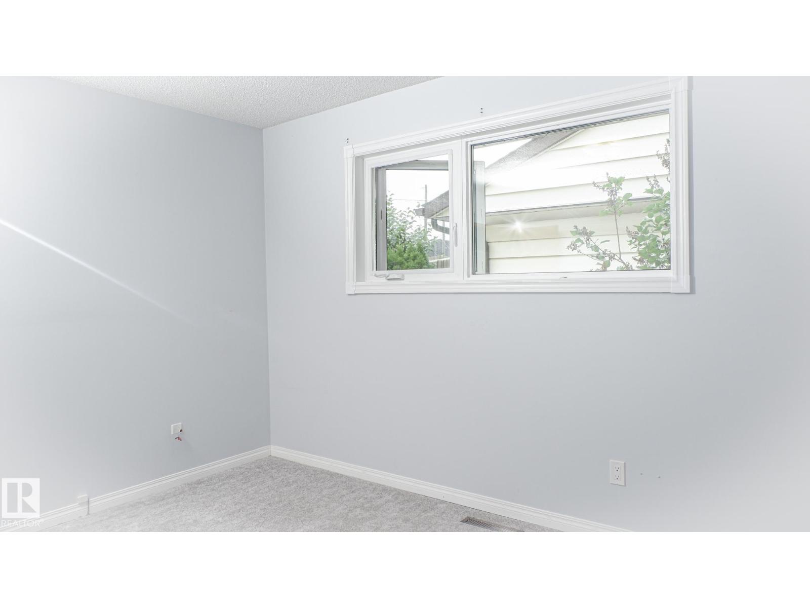 Photo 32 of 11131 52 St Nw, Edmonton AB