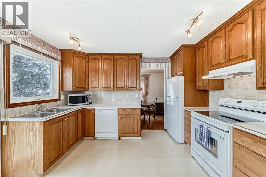 Single Family House 4 Level for Sale in  Whiteview Close NE Whitehorn Calgary 