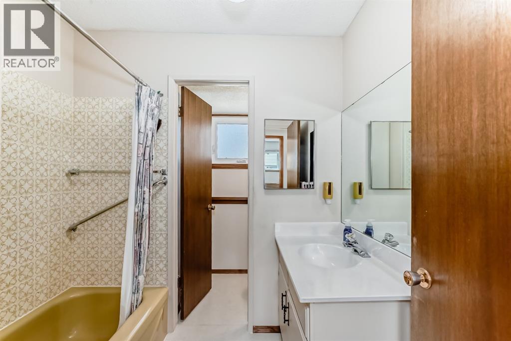Single Family House 4 Level for Sale in  Whiteview Close NE Whitehorn Calgary 