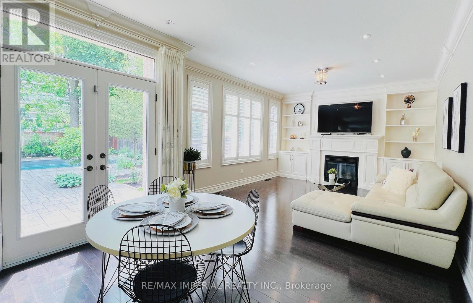 Photo 14 of 418 Queen Mary Drive, Oakville ON