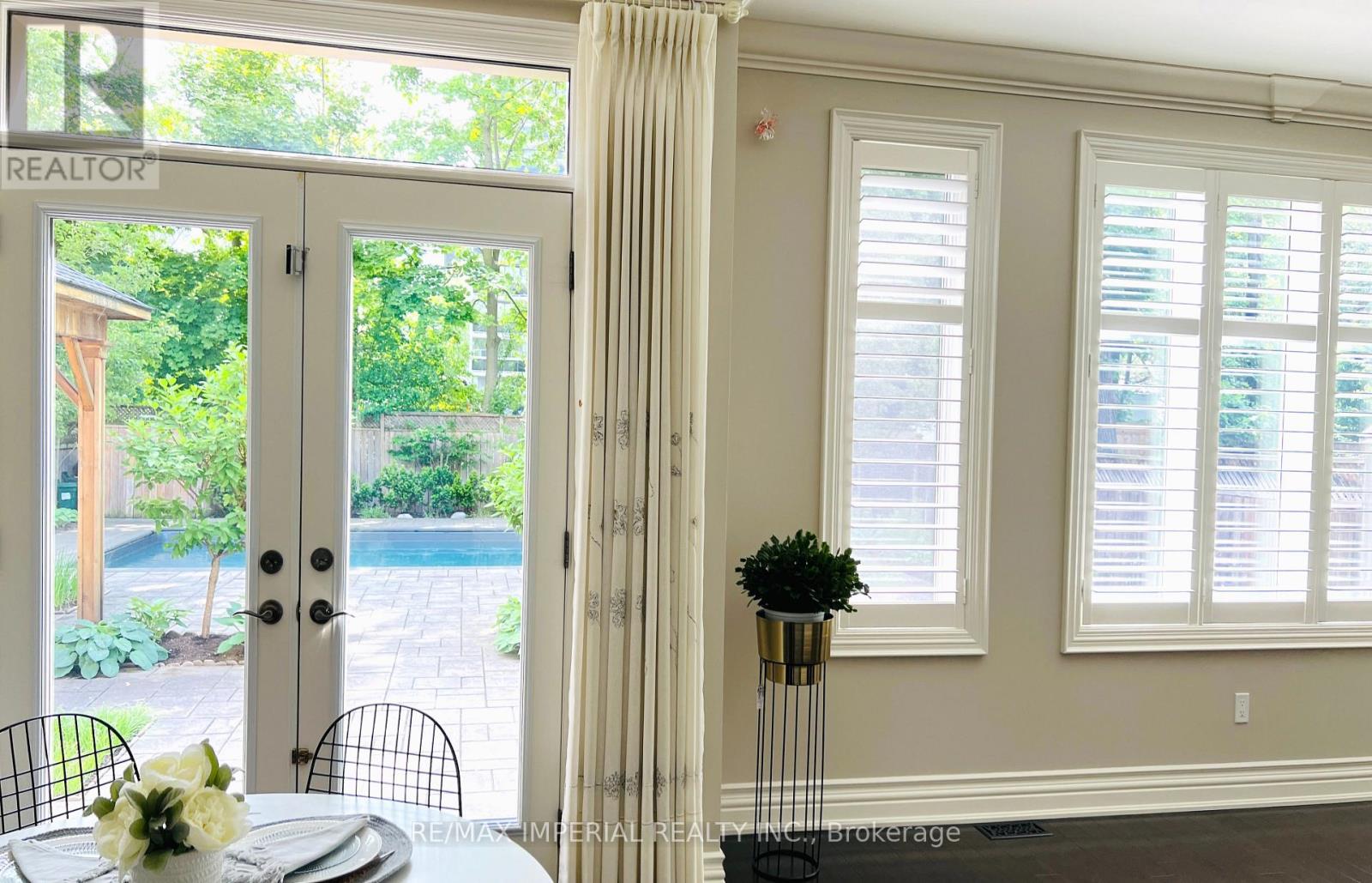 Photo 15 of 418 Queen Mary Drive, Oakville ON