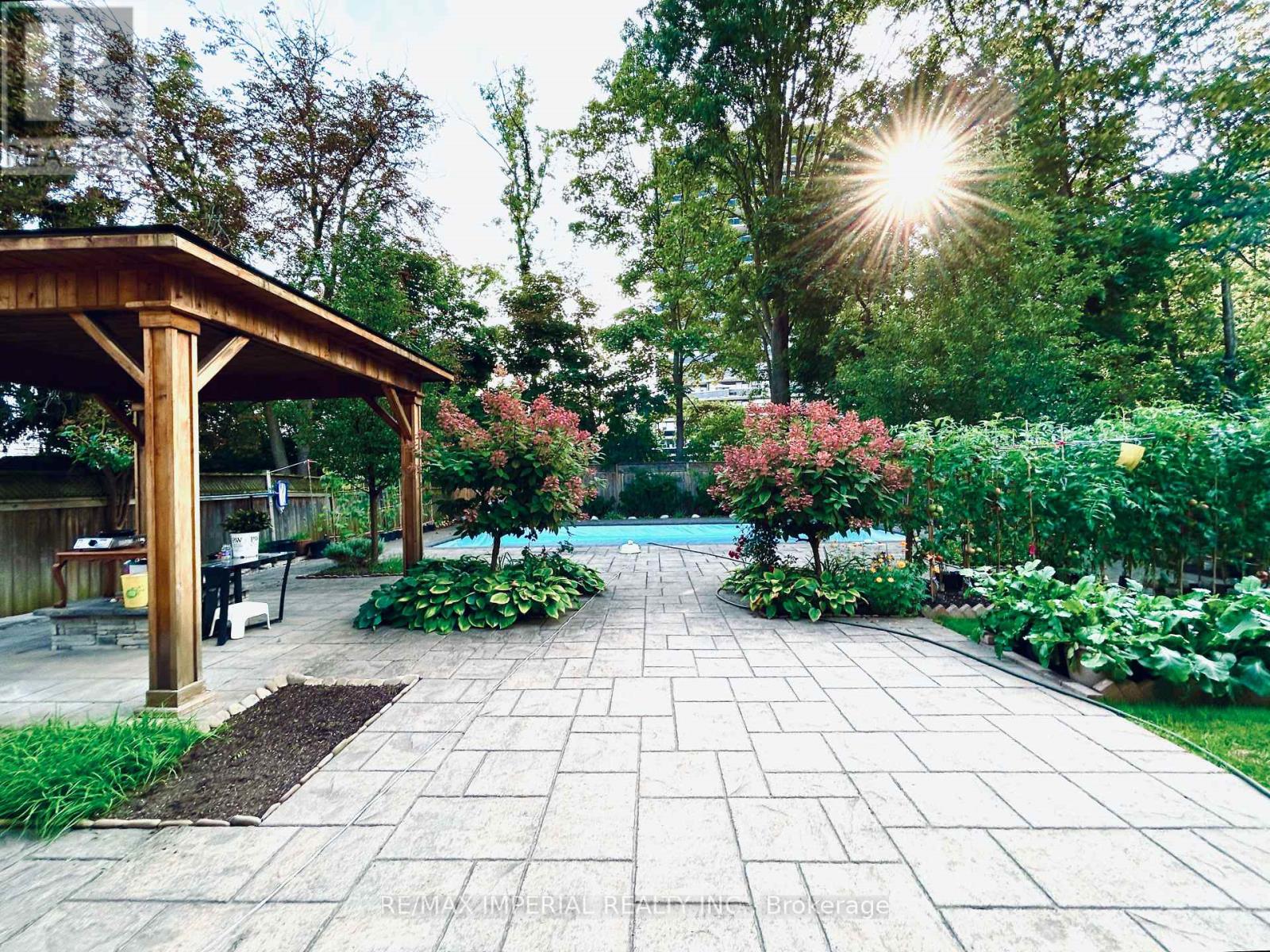Photo 39 of 418 Queen Mary Drive, Oakville ON