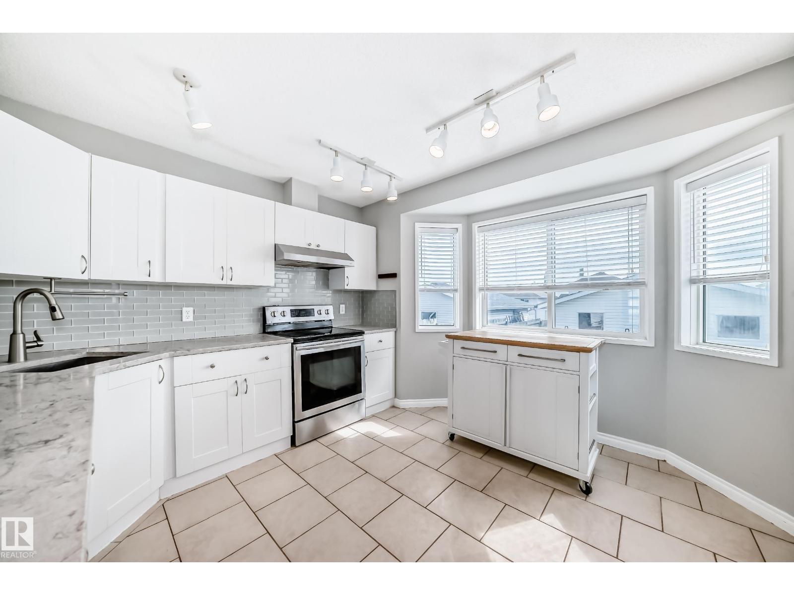 Photo 2 of 16217 57 St Nw, Edmonton AB