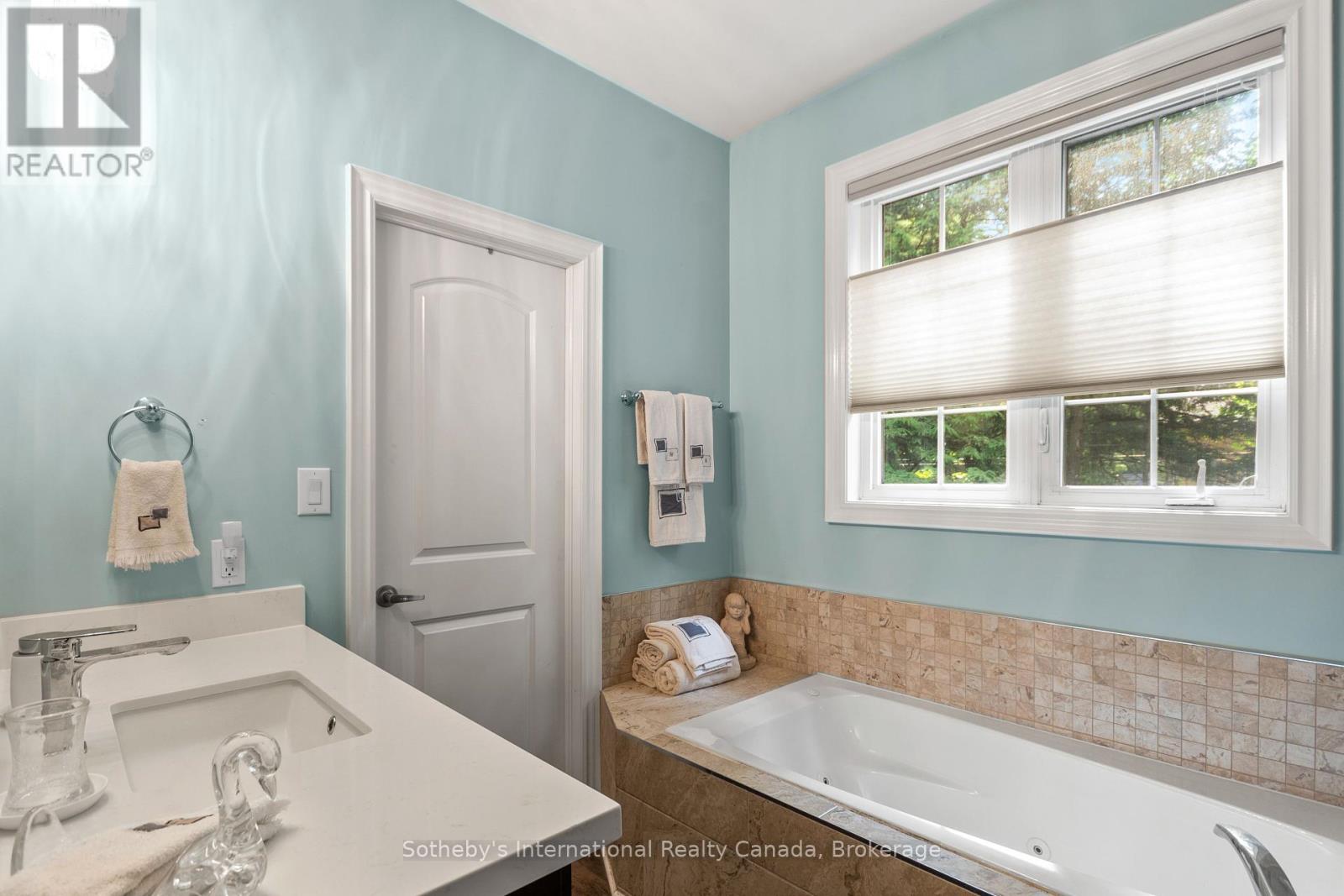 Photo 31 of 156 Moreau Parkway, Tiny ON