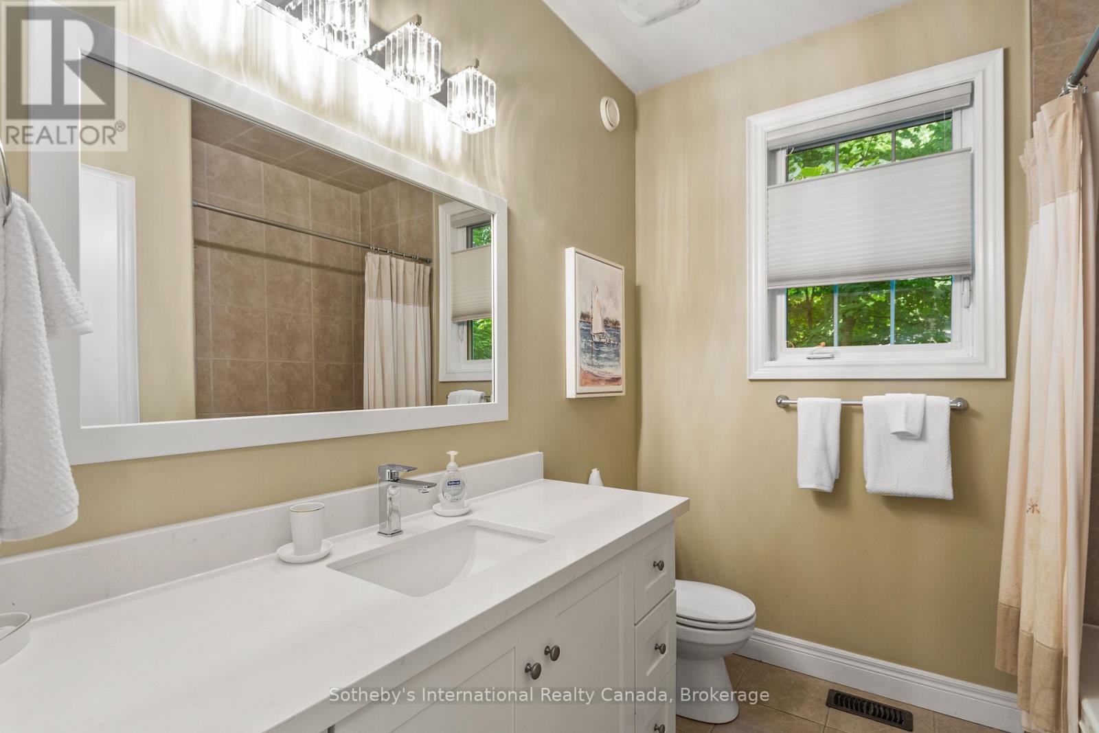 Photo 6 of 156 Moreau Parkway, Tiny ON