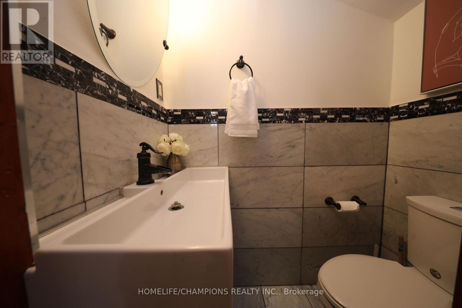 Photo 13 of 291 St Clair Avenue E, Toronto ON