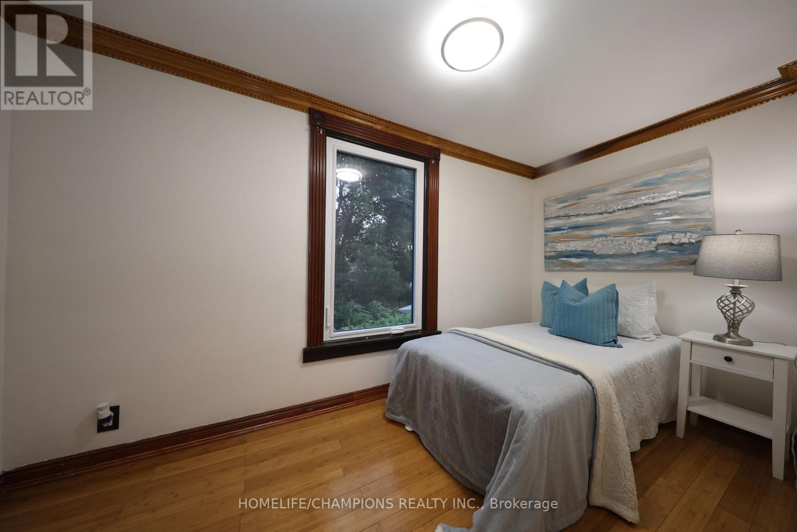 Photo 18 of 291 St Clair Avenue E, Toronto ON