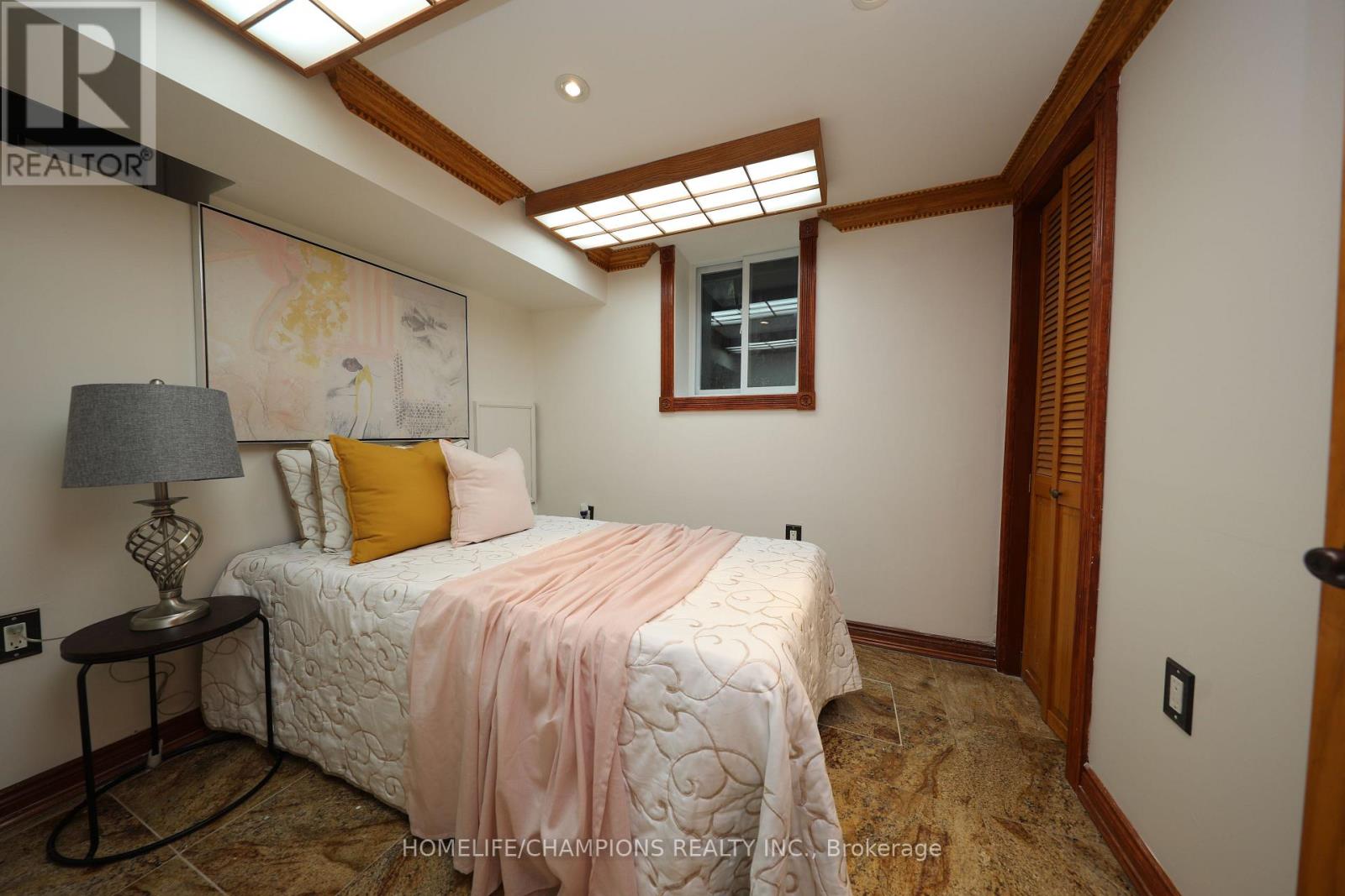 Photo 21 of 291 St Clair Avenue E, Toronto ON