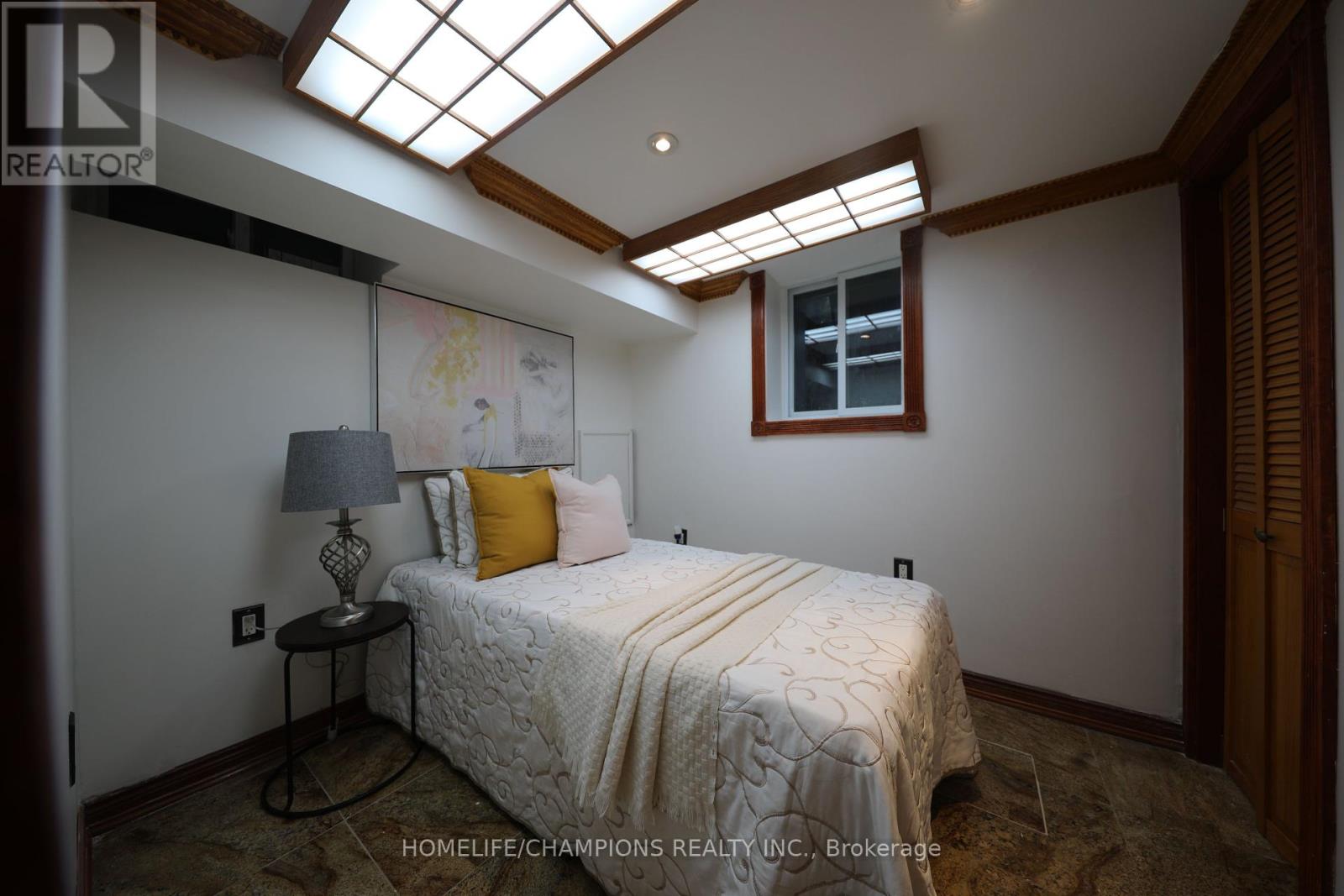 Photo 26 of 291 St Clair Avenue E, Toronto ON