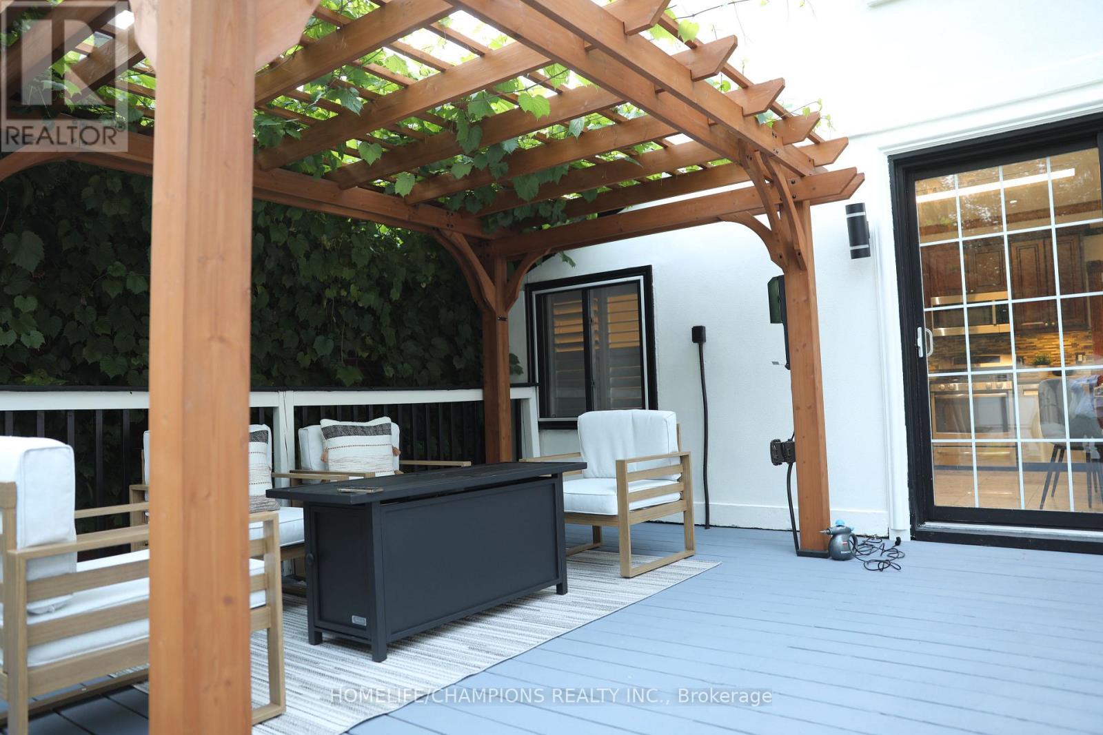 Photo 31 of 291 St Clair Avenue E, Toronto ON