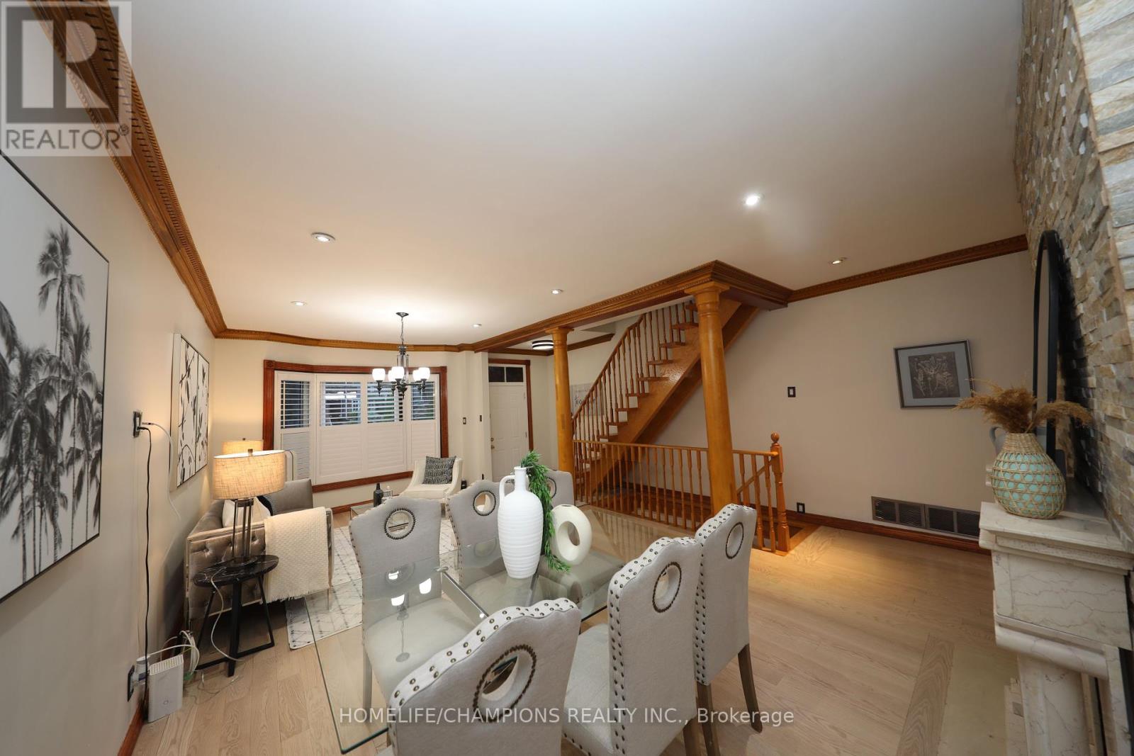 Photo 4 of 291 St Clair Avenue E, Toronto ON