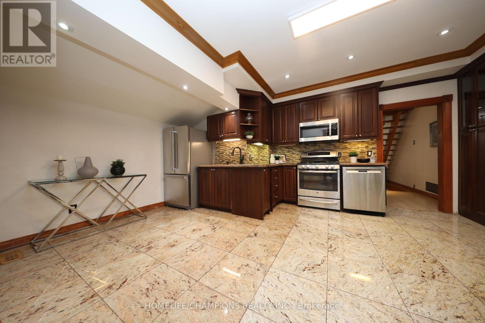 Photo 7 of 291 St Clair Avenue E, Toronto ON