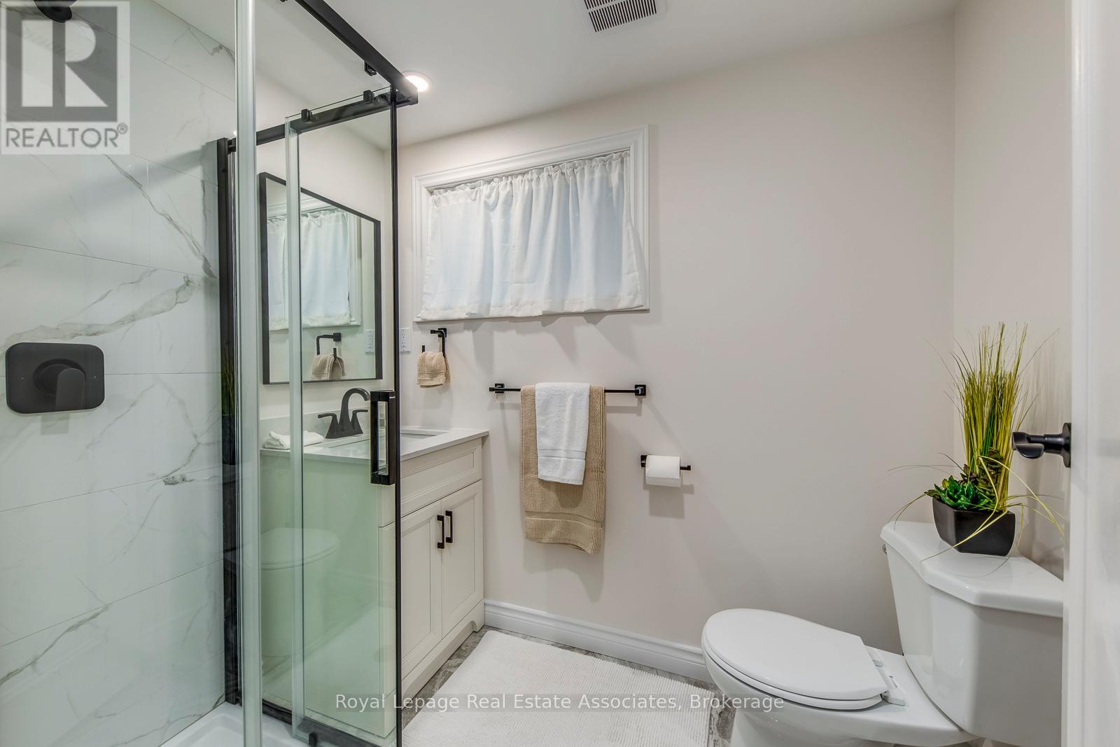 Photo 3 of 688 Fieldstone Road, Mississauga ON