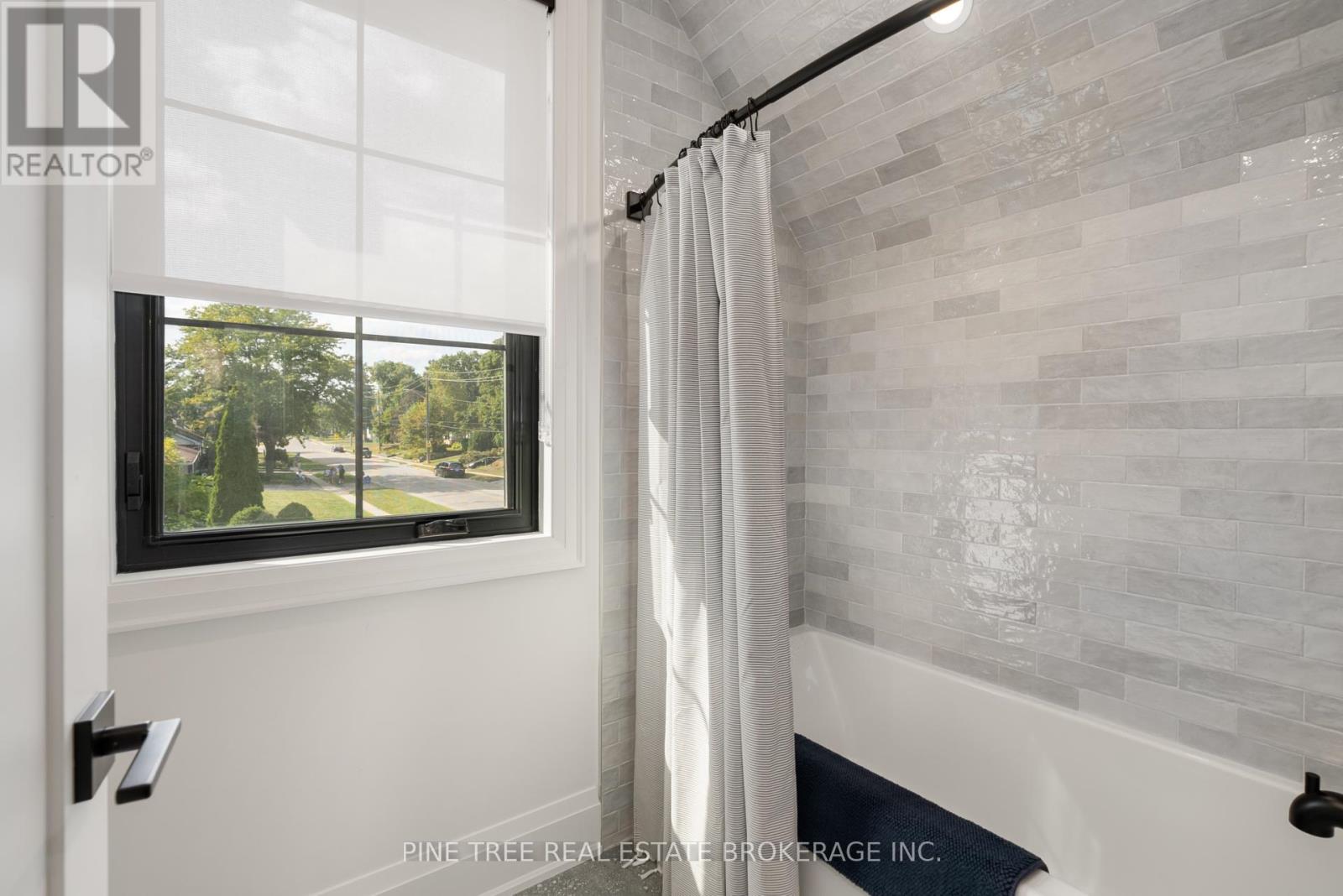 Photo 40 of 271 Codrington Street, Barrie ON
