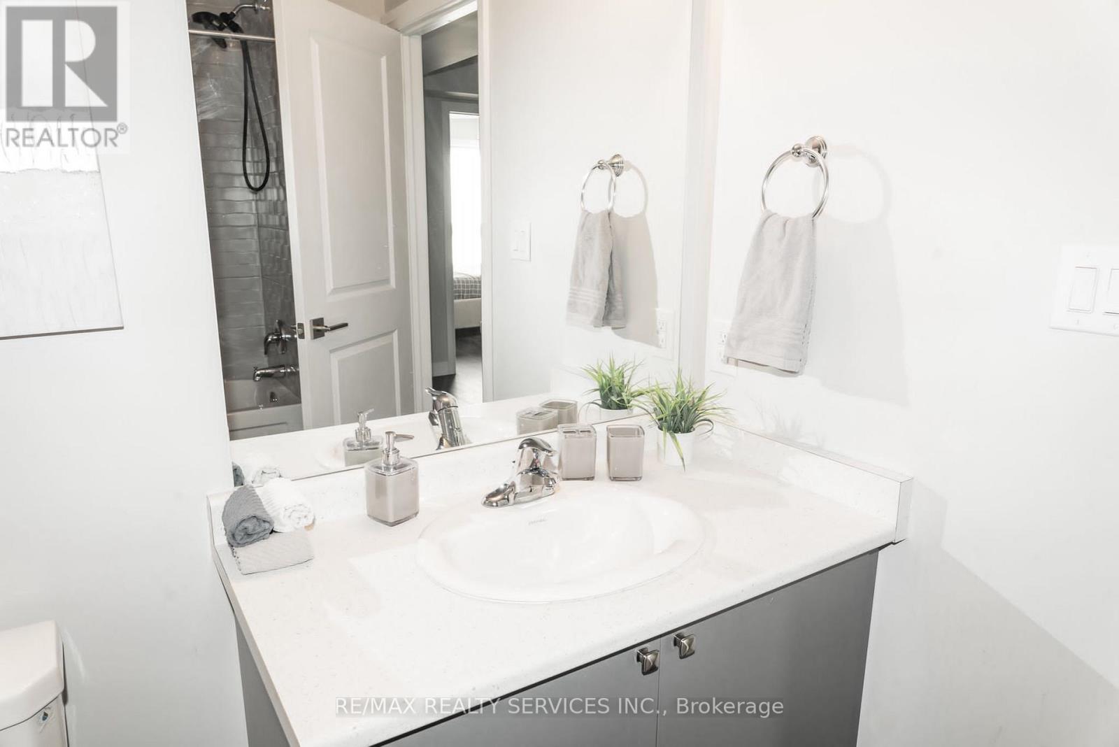 Photo 10 of 63 6705 Cropp Street, Niagara Falls ON