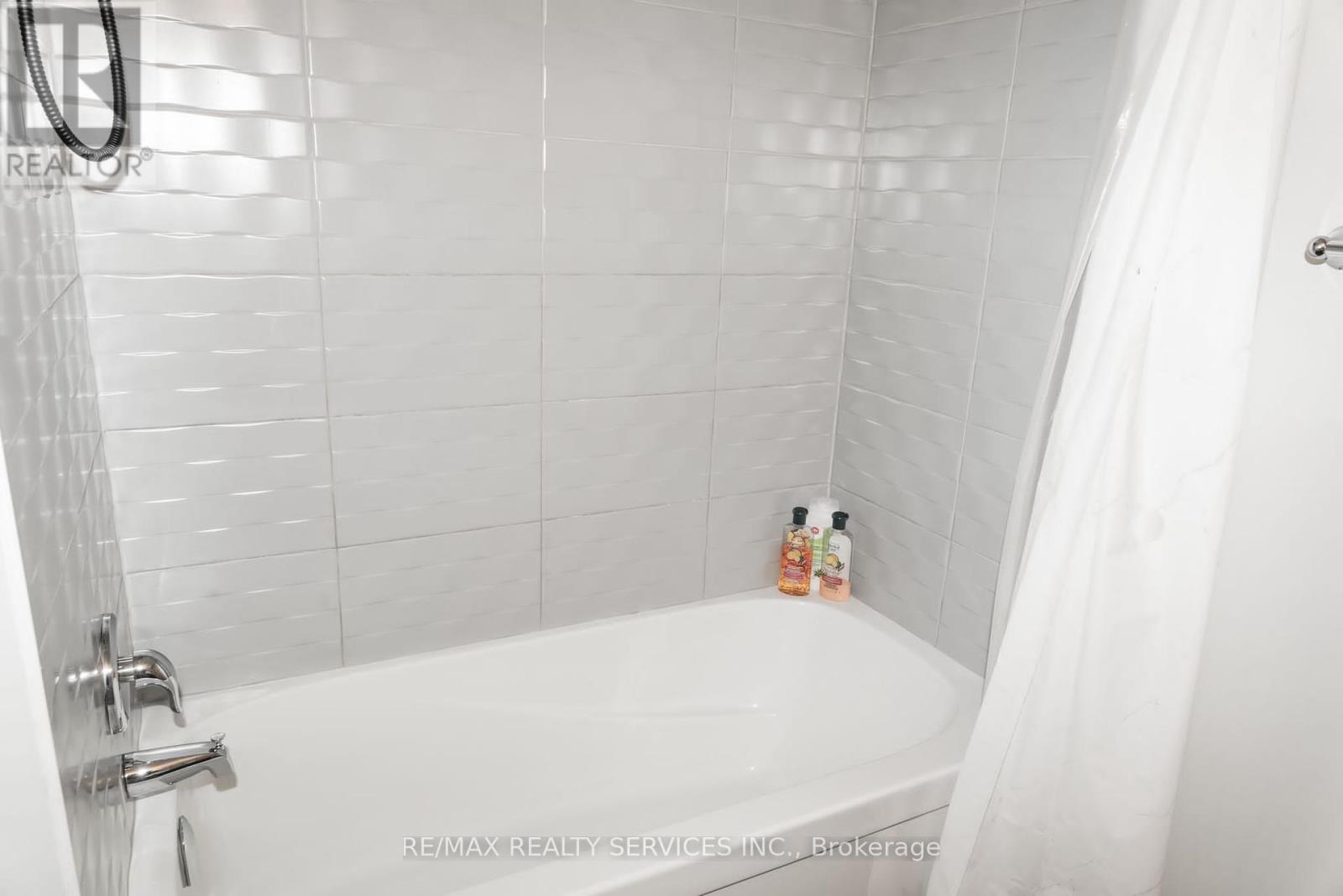 Photo 12 of 63 6705 Cropp Street, Niagara Falls ON