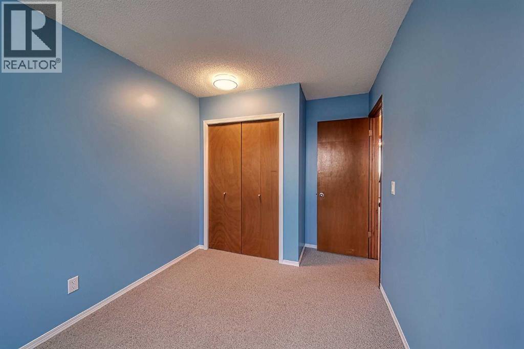 Single Family House 4 Level for Sale in  Hawkhill Place NW Hawkwood Calgary 