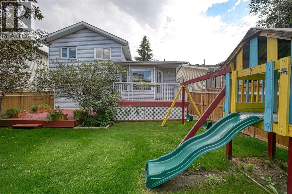 Single Family House 4 Level for Sale in  Hawkhill Place NW Hawkwood Calgary 
