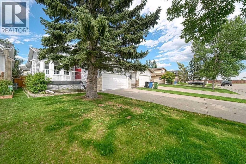 Single Family House 4 Level for Sale in  Hawkhill Place NW Hawkwood Calgary 