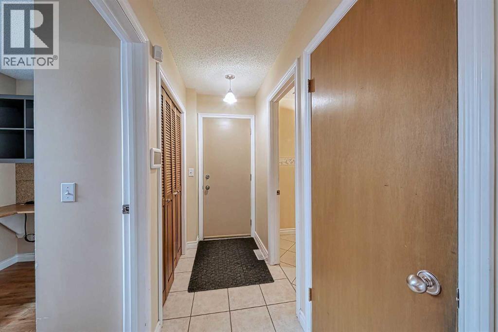 Single Family House 4 Level for Sale in  Hawkhill Place NW Hawkwood Calgary 