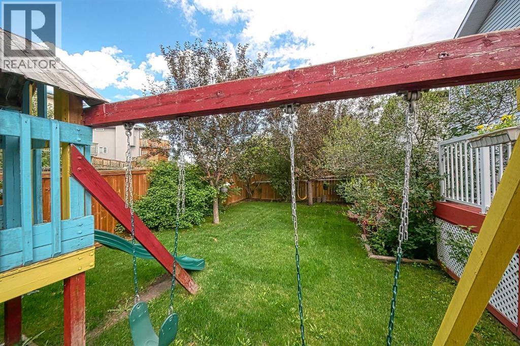 Single Family House 4 Level for Sale in  Hawkhill Place NW Hawkwood Calgary 