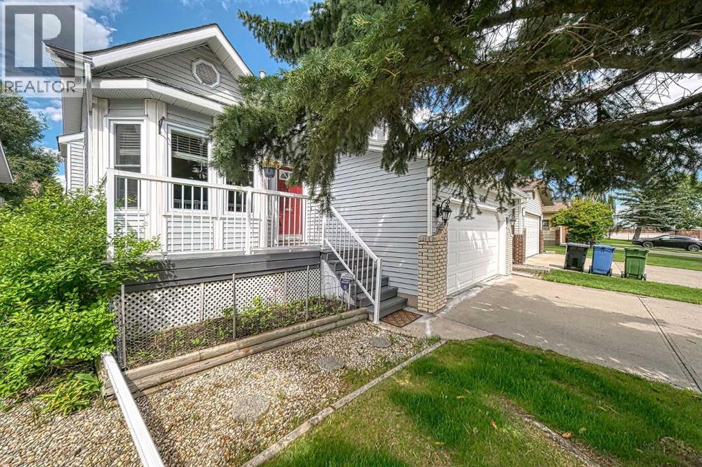 Single Family House 4 Level for Sale in  Hawkhill Place NW Hawkwood Calgary 
