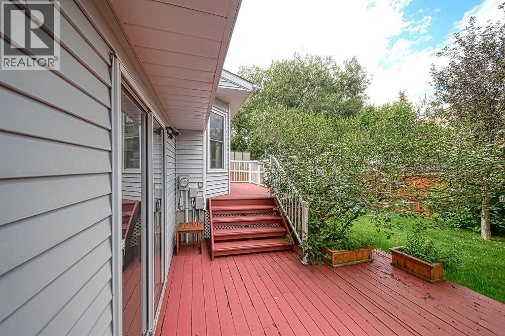Single Family House 4 Level for Sale in  Hawkhill Place NW Hawkwood Calgary 