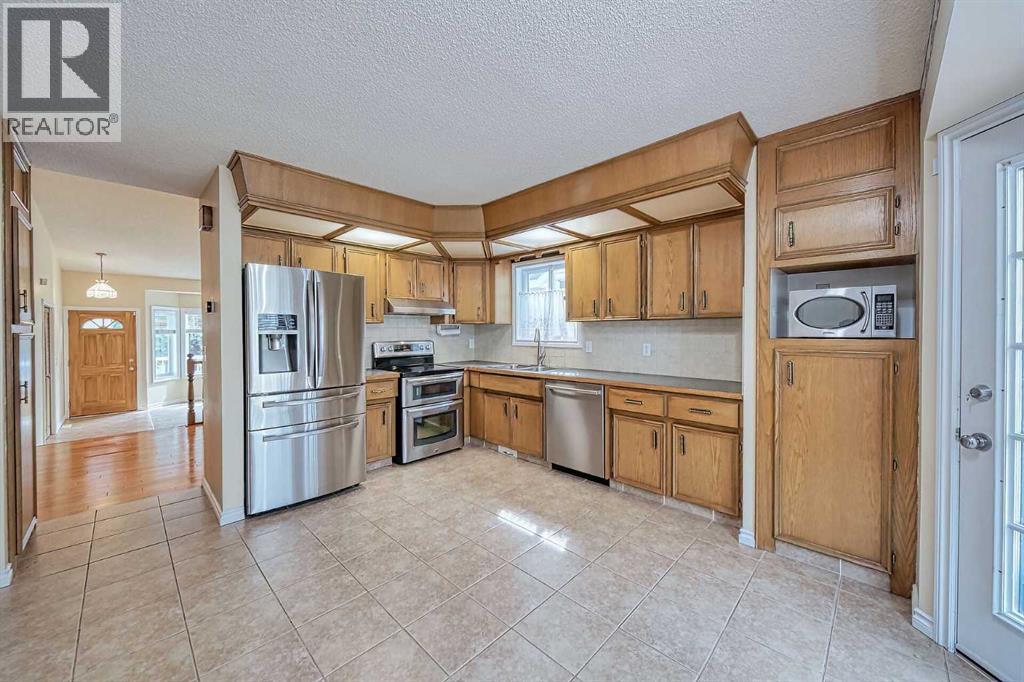Single Family House 4 Level for Sale in  Hawkhill Place NW Hawkwood Calgary 