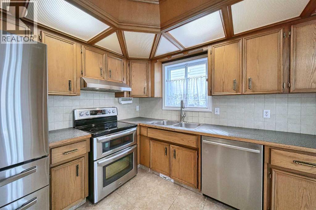 Single Family House 4 Level for Sale in  Hawkhill Place NW Hawkwood Calgary 
