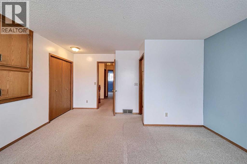 Single Family House 4 Level for Sale in  Hawkhill Place NW Hawkwood Calgary 