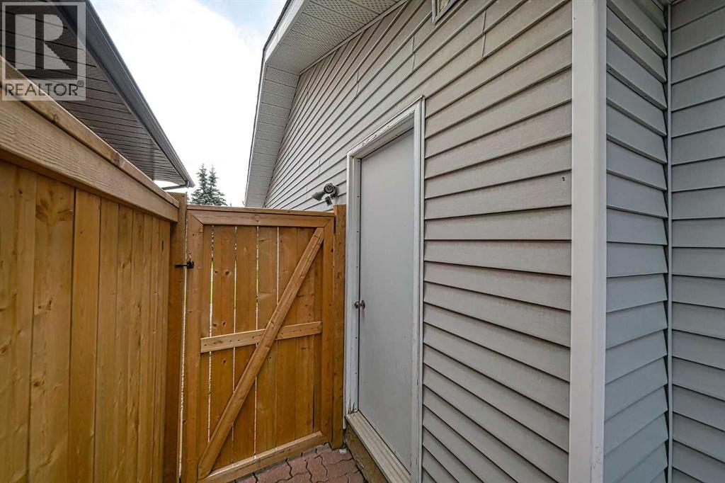 Single Family House 4 Level for Sale in  Hawkhill Place NW Hawkwood Calgary 