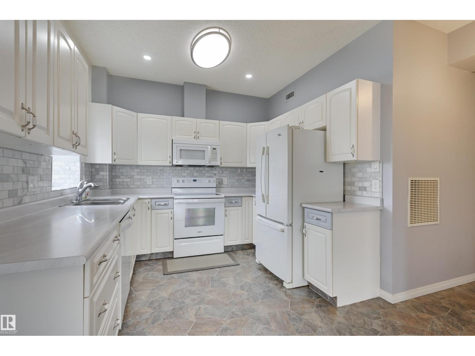 Photo 13 of 304 11308 130 Av Nw, Edmonton AB