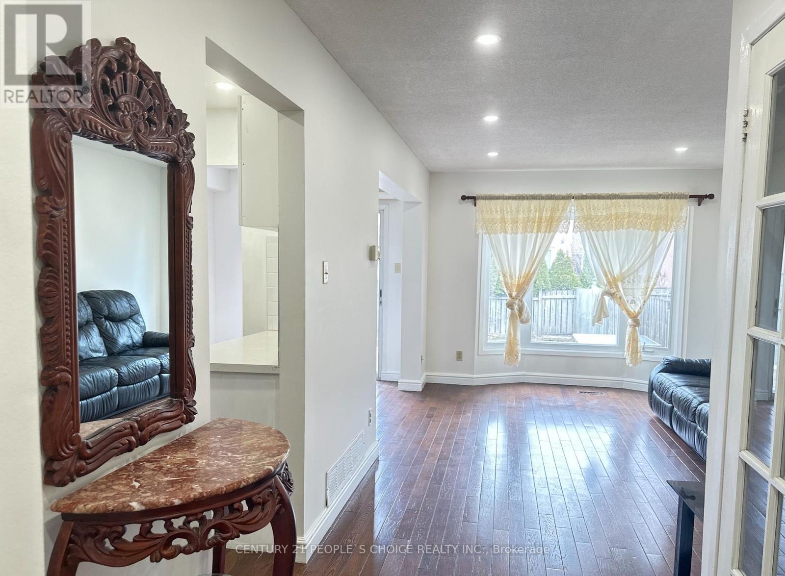 Photo 8 of 152 Observatory Lane, Richmond Hill ON