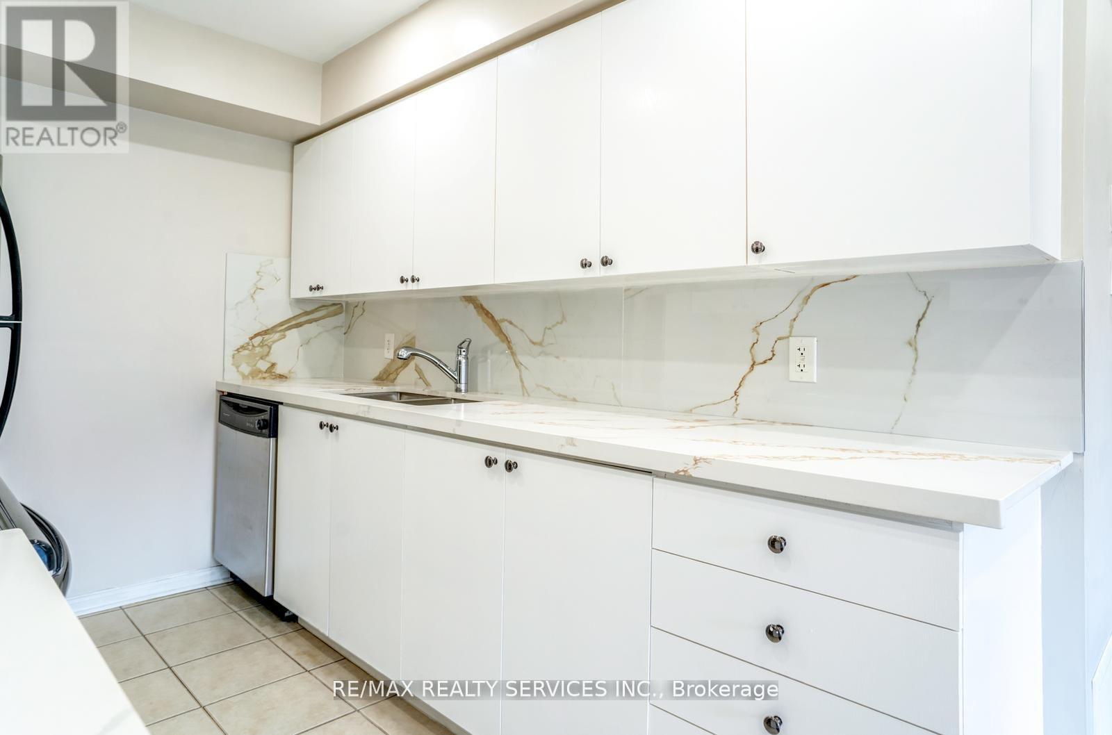 Photo 14 of 344 4975 Southampton Drive, Mississauga ON