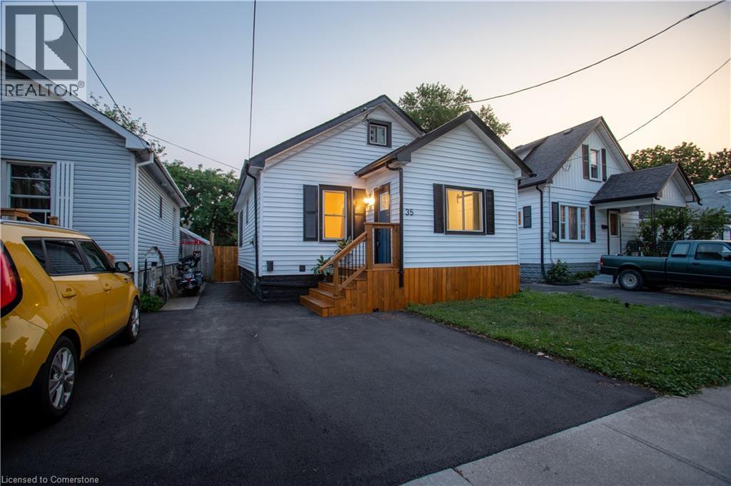 Photo 2 of 35 St Peter Street, St Catharines ON