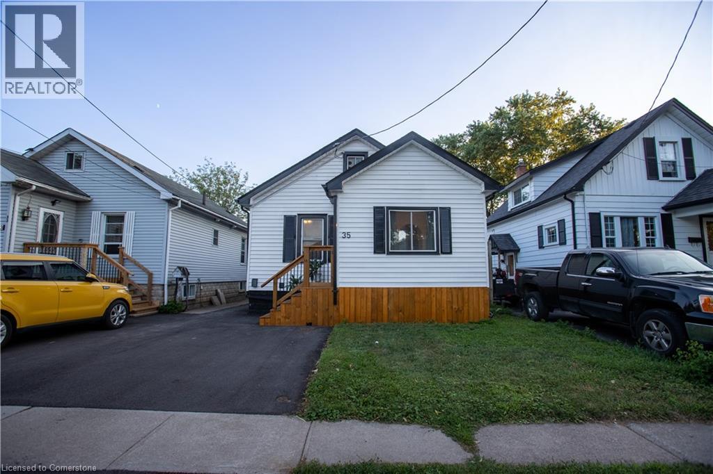 Photo 3 of 35 St Peter Street, St Catharines ON